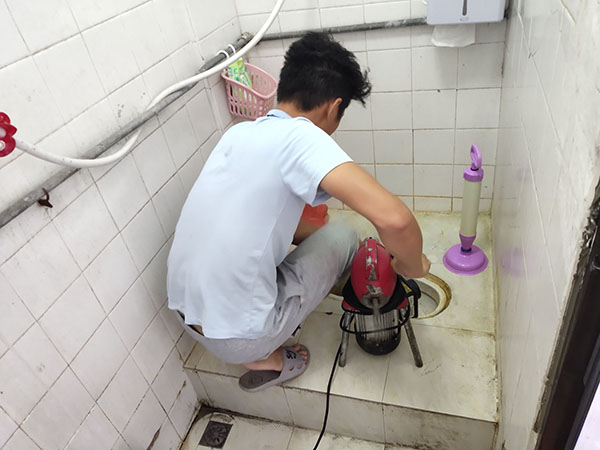 科尔沁左翼后管道堵塞冒臭气 专业师傅现场解决问题