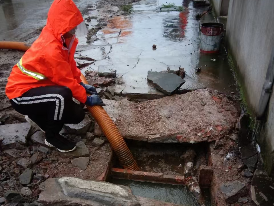 科尔沁左翼后专业清理污水池 炜誉市政以规范流程守护城市 “肠道”