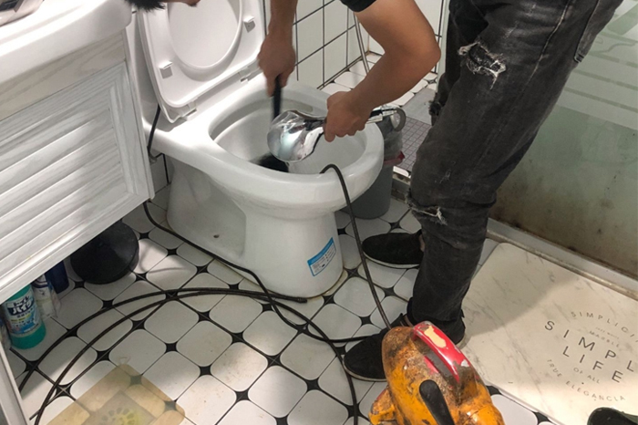 科尔沁左翼后马桶堵塞自己疏通还是找师傅？专业上门服务让你省时更省心