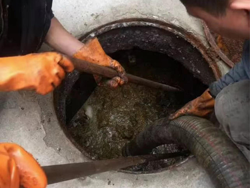 科尔沁左翼后清理化粪池时如何避免沼气的危害？